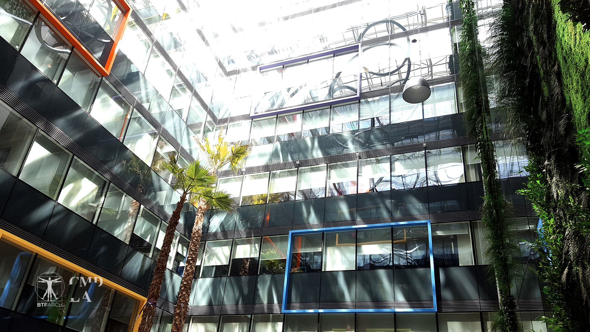 Atrium cu pereți verzi și palmieri în clădirea Hermes Campus București