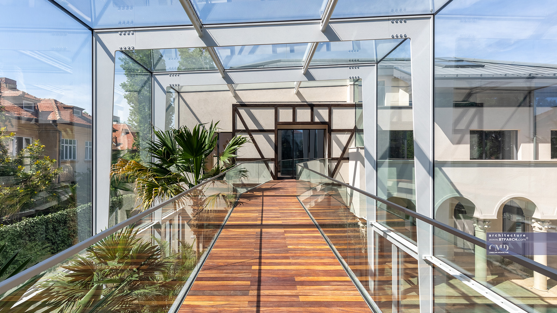 Pasarela din sticla si lemn peste sera mediteraneana.